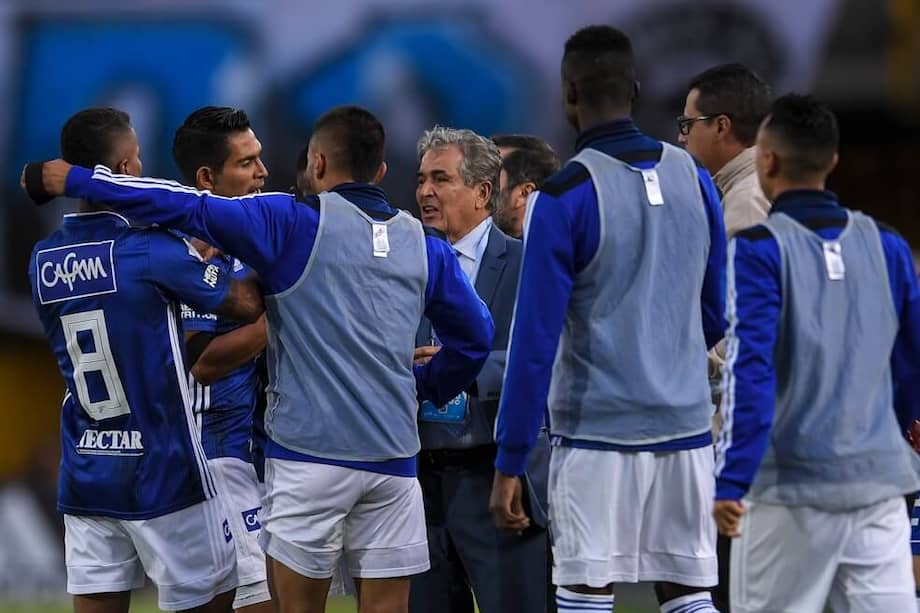 Los jugadores de Millonarios celebran con el entrenador Jorge Luis Pinto uno de los goles con los que derrotaron al Medellín. / Mauricio Alvarado - El Espectador