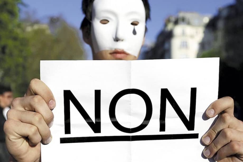 Un miembro del grupo anti-gay Hommen se manifiesta en contra del matrimonio gay en París, después de que la medida fuera aprobada ayer en la Asamblea Legislativa. / AFP
