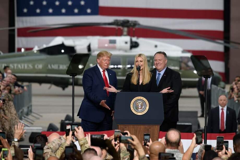 Donald Trump, presidente de Estados Unidos, puso a su hija, Ivanka Trump, a hablar al personal militar de la Base Aérea de Osan en Corea del Sur. Los acompaña el secretario de Estado, Mike Pompeo. / AFP