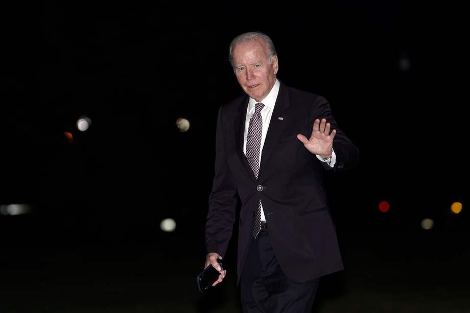 Joe Biden está a semanas de enfrentarse a las elecciones de medio término, en las que se juega su capacidad de gobierno. La reducción de la producción de petróleo pactada por la OPEP+ significa un problema para él, pues eso se traducirá en el aumento del precio de la gasolina en Estados Unidos.