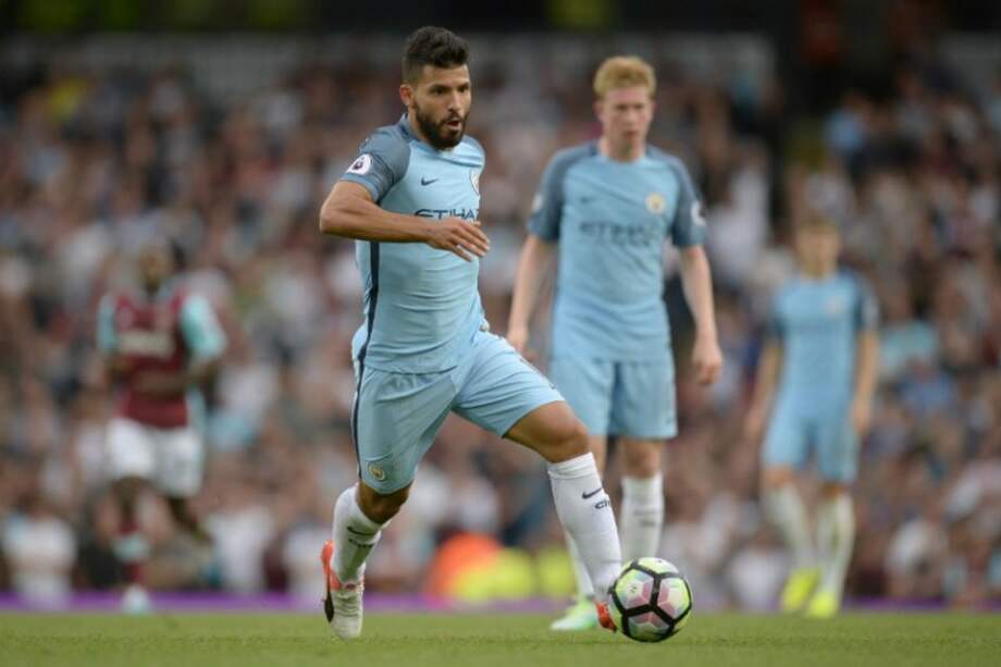 El delantero argentino de Manchester City, Sergio Agüero, durante el partido frente al West Ham. / AFP