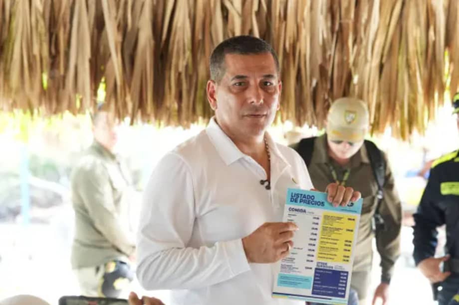 El alcalde de Cartagena, Dumek Turbay, presentó la lista de precios durante la entrega del embarcadero en Cholón.