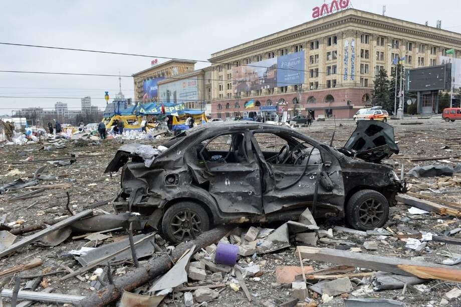Una vista de la plaza fuera del ayuntamiento local de Kharkiv, destruido como resultado del bombardeo de las tropas rusas.