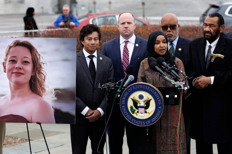 La representante demócrata de Minnesota, Ilhan Omar, en una rueda de prensa en la que pidió una rendición de cuentas de ICE.