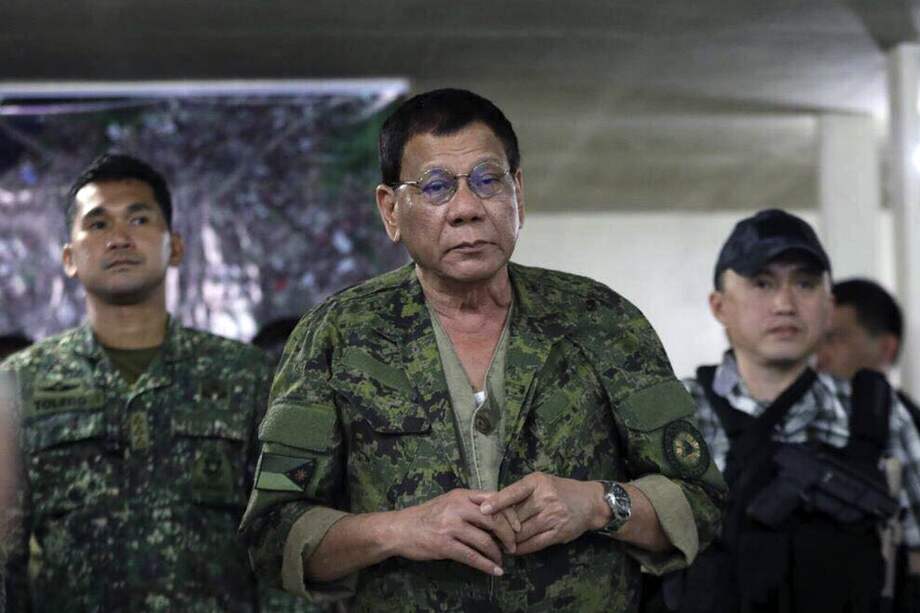Rodrigo Duterte (centro), presidente de Filipinas, durante un encuentro con soldados del campamento militar de Marawi. / EFE.