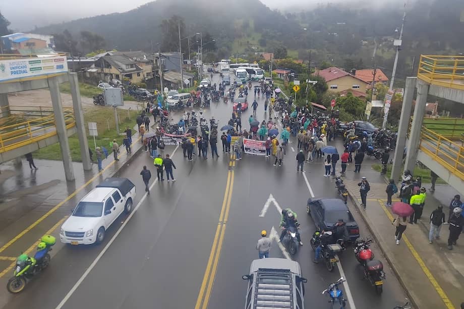 Bloqueos en Vía La Calera.