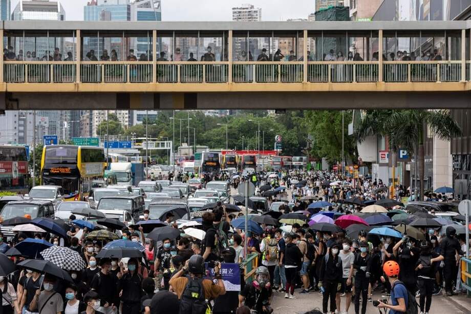 Miles de manifestantes bloquearon hoy las avenidas de Hong Kong. / EFE