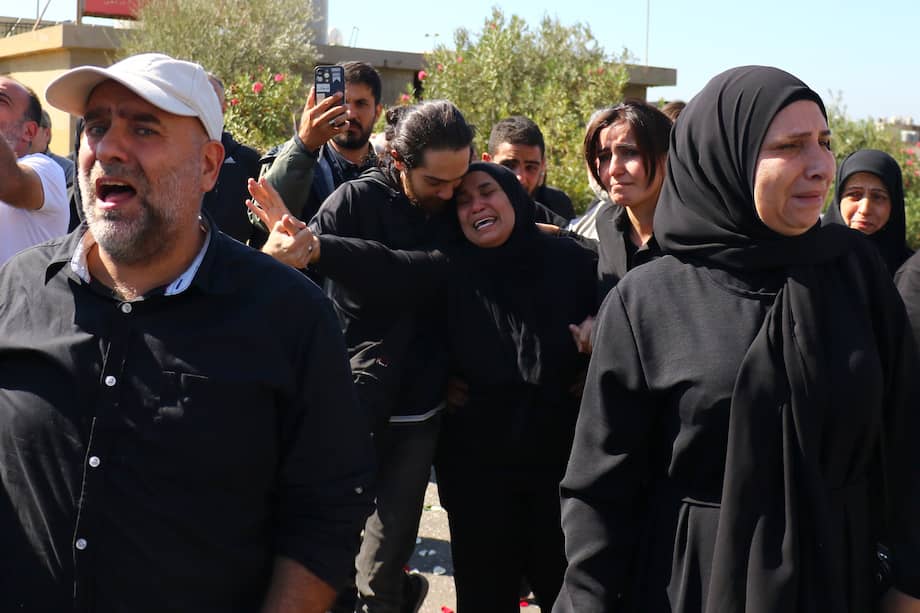 Familiares de periodistas muertos en una incursión israelí en Hasbaya, sur de Líbano.