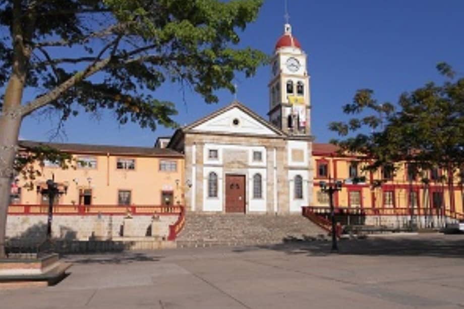 Templo de Nuestra Señora del Rosario, ubicado frente a la plaza central de Anolaima.