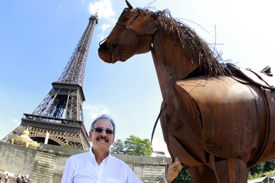 Artista colombiano exhibe sus esculturas gigantes a orillas del Sena