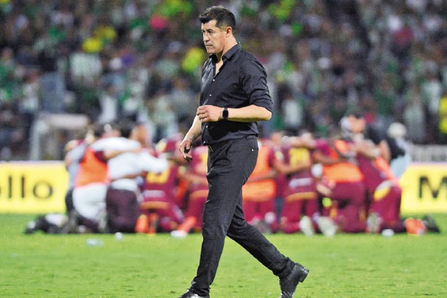 Jorge Almirón se lamenta, mientras los jugadores del Tolima celebran. / Luis Benavides