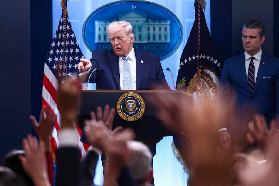 El presidente estadounidense Donald Trump (izquierda) gesticula mientras responde preguntas de los medios de comunicación durante una rueda de prensa sobre Irán desde la Casa Blanca en Washington.