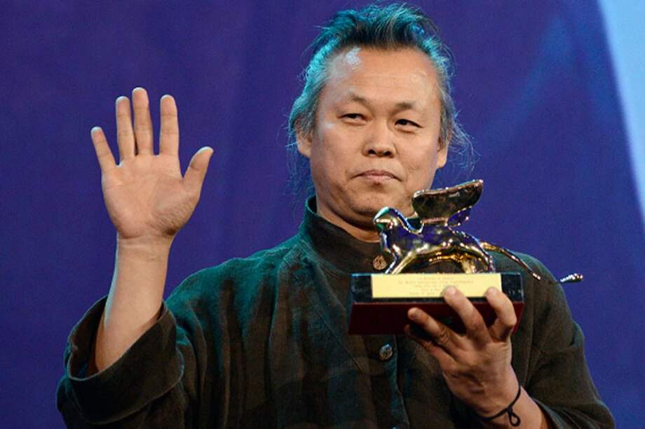 El director surcoreanao Kim Ki-duk posa con el León de Oro concedido a su película "Pietà", durante la ceremonia de clausura de la 69 edición del Festival Internacional de Cine de Venecia, Italia. / Efe.