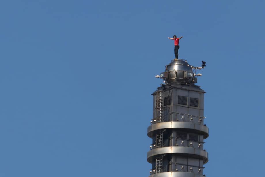 Alex Honnold celebra la conquista de la cima del Taipéi 101.