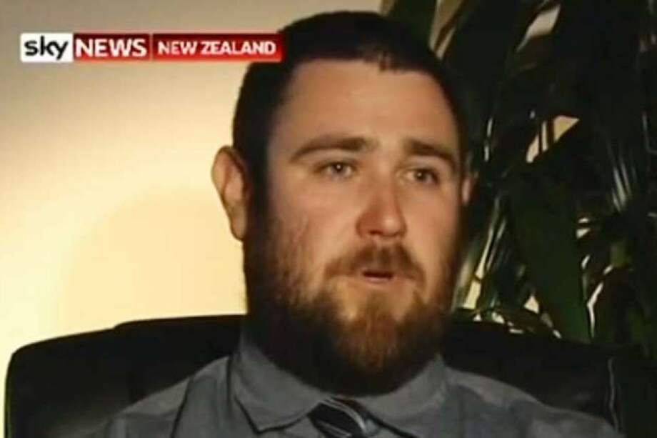 Miembros de la guardia esperan la entrada del pastor al juicio. / AFP