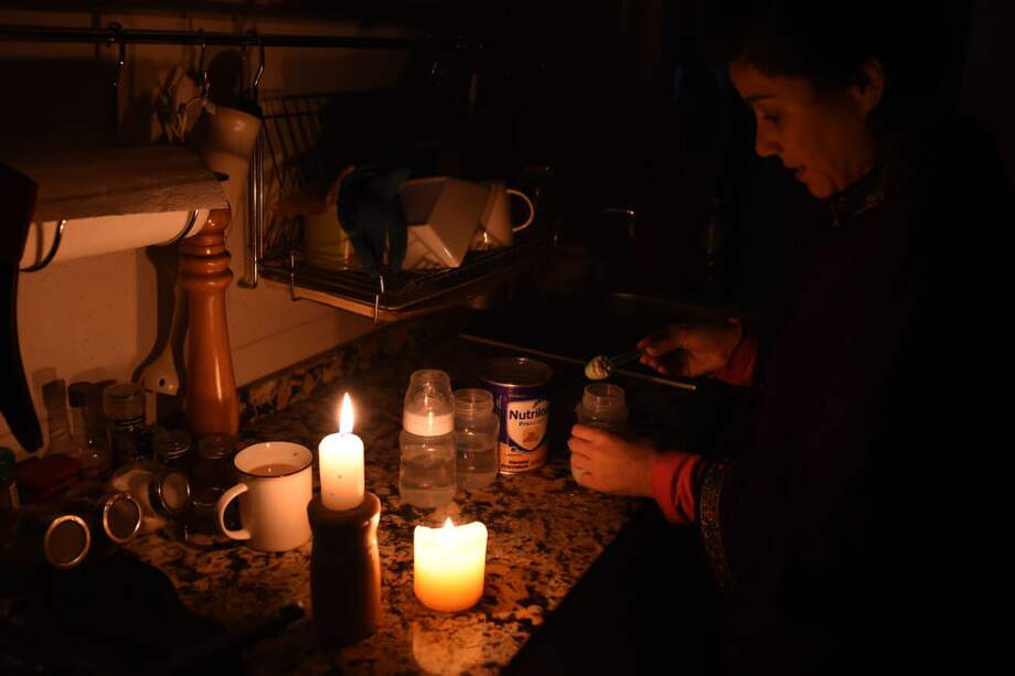El 16 de junio, tres países del cono sur quedaron sin luz por un apagón en Argentina. / EFE