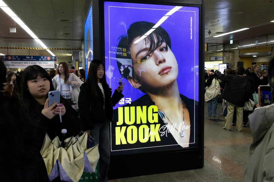 La ‘Army’ brasileña tocó el timbre más de 130 veces en un día en la casa del integrante del grupo de K-pop. EFE/EPA/JEON HEON-KYUN