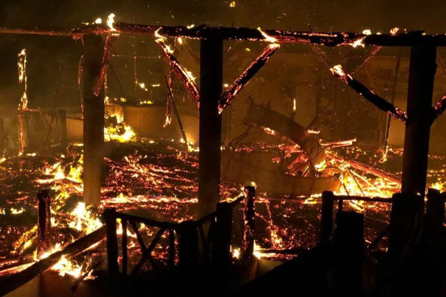 Una de las cabañas consumida por el incendio. / Tomada de Facebook de Oficina para la Gestión del Riesgo y Cambio Climático de Santa Marta.