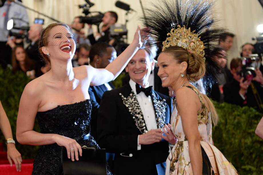 Jennifer Lawrence y Sarah Jessica Parker en la gala anual del Museo del Traje del Met. / AFP