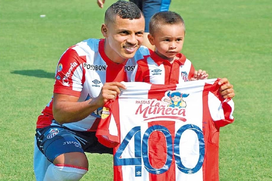 Jhonny Ramírez (izq.), junto a su hijo Matías. / Archivo particular