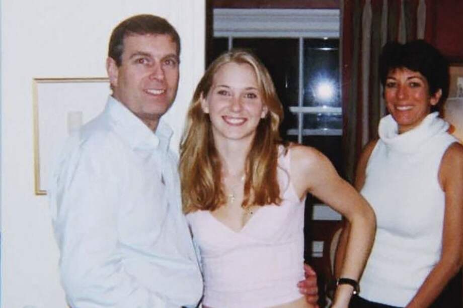 El príncipe Andrew con Virginia Giuffre y Ghislaine Maxwell.