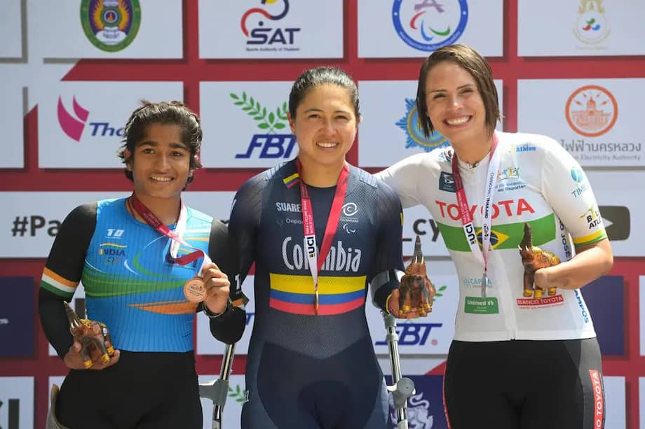 Carolina Munévar en el centro del podio de la Copa Mundo de Ruta Paracycling en Tailandia, junto al segundo y tercer puesto.