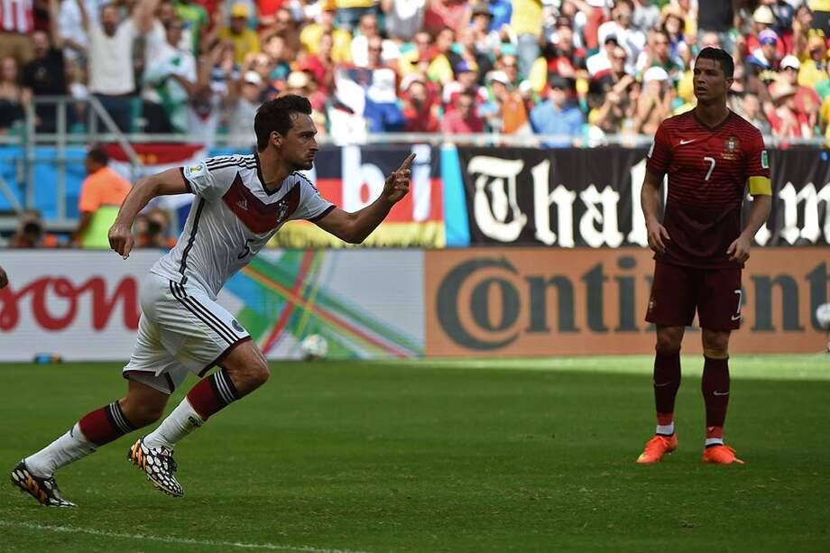Mats Hummels, defensor alemán, celebra el segundo gol del partido ante la mirada incrédula del astro portugués Critiano Ronaldo. / Fotografías: AFP