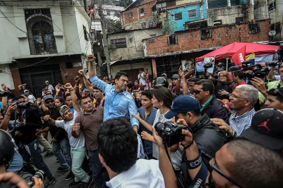 El candidato a gobernador por el estado de Miranda, Carlos Ocariz, agradece a sus seguidores en el municipio de Sucre, del que fue alcalde hasta la fecha. / AFP