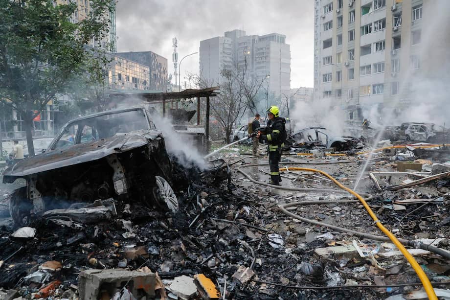 Los equipos de rescate ucranianos trabajan en el lugar donde impactó un misil ruso en una zona residencial de Kiev.