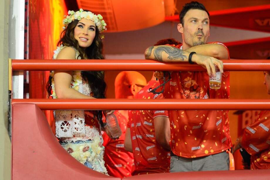 La actriz Megan Fox y su esposo Brian Austin Green en el sambódromo de Río de Janeiro (Brasil). / AFP