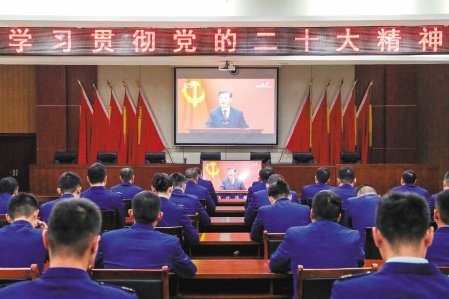 "Xi Jinping acaba de ser confirmado como Secretario General del Partido Comunista durante cinco años más. Si bien no había en el papel ninguna limitación a la cantidad de veces que un Secretario General podía ser reelegido, el pacto implícito de los gobernantes durante los últimos 40 años había sido no hacerlo durante más de una década".