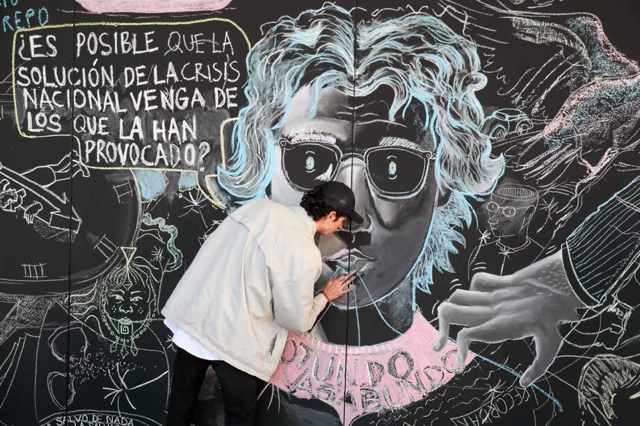 El artista Sergio Palacio dibujó este 13 de agosto de 2024 un mural con el rostro de Jaime Garzón, durante un acto conmemorativo en Bogotá por los 25 años del asesinato del periodista y humorista. EFE/Carlos Ortega
