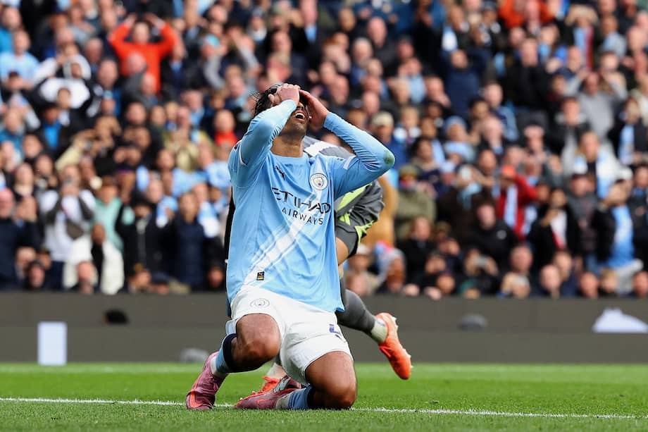 Tijjani Reijnders en un partido de la Premier League 2025/26 entre Manchester City y Manchester United.