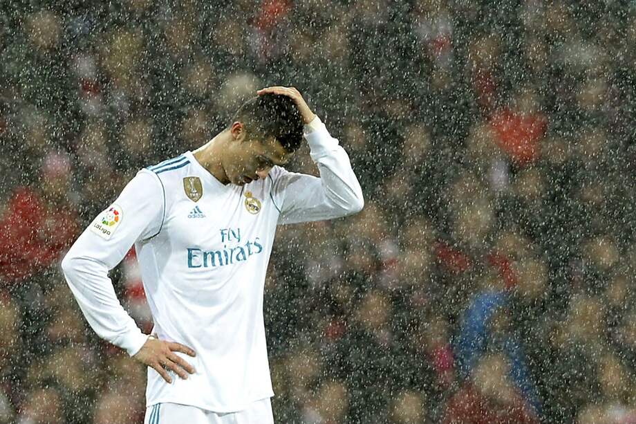 Cristiano Ronaldo lamenta la igualdad de su equipo frente al Athletic de Bilbao. / AFP