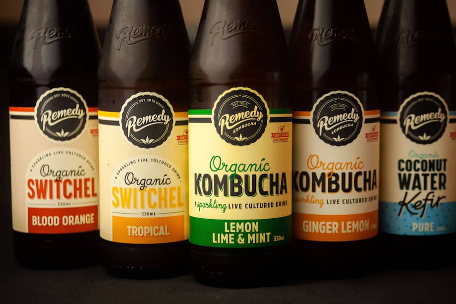 La kombucha puede tomarse sola, con frutas, hierbas o como base para preparaciones sin alcohol.