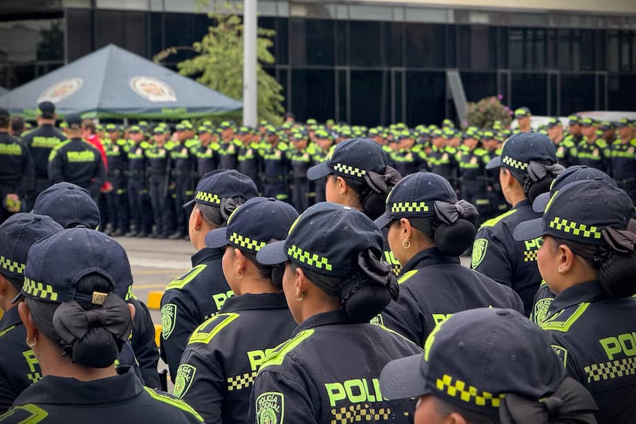 Los 794 nuevos uniformados serán distribuidos en distintas localidades de Bogotá para reforzar la seguridad y la presencia policial en las calles de la capital.