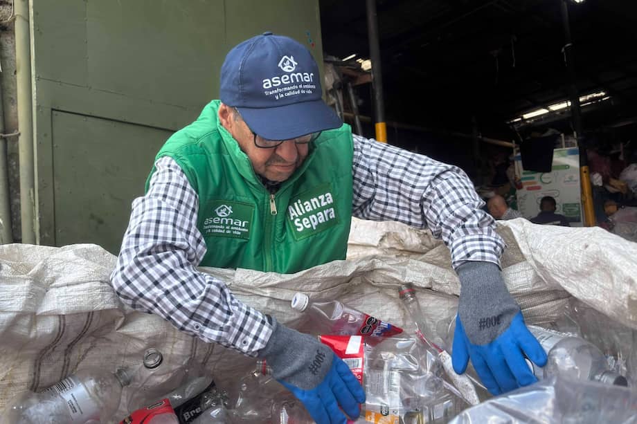 Más de 3.000 recicladores de oficio recorren a diario los barrios y corregimientos de Medellín.
