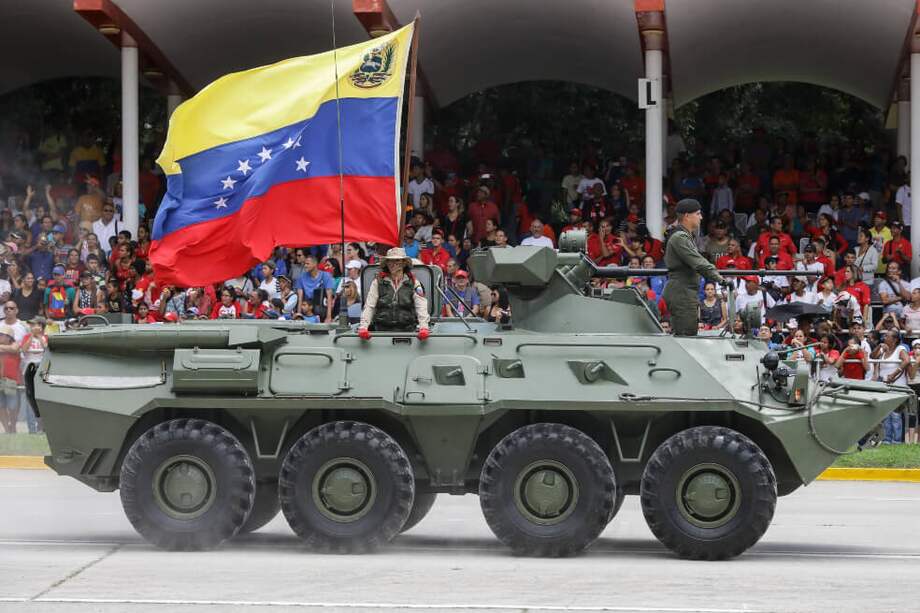 Integrantes de las Fuerzas Armadas participan en el desfile militar convocado por el gobernante venezolano, Nicolás Maduro, para conmemorar los 208 años del acta de independencia. / EFE