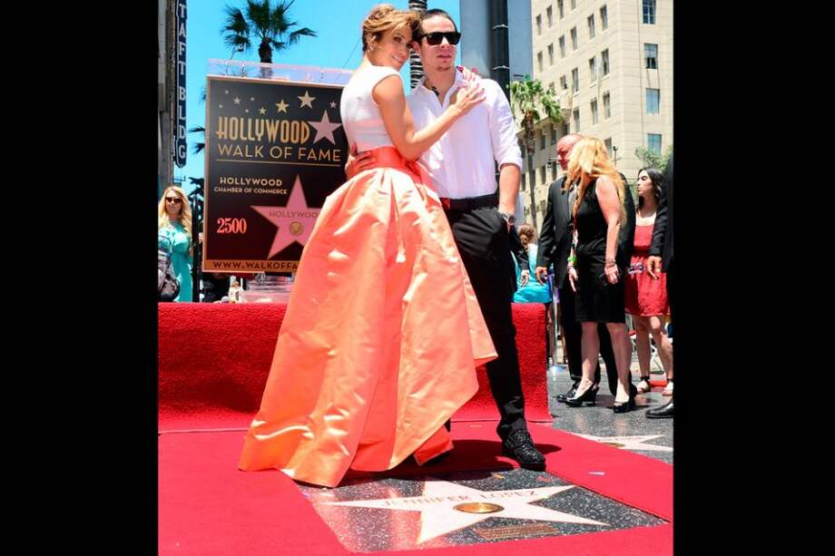 Jennifer López posa con Caspert Smart el día que recibió una estrella en el Paseo de la Fama. / AFP