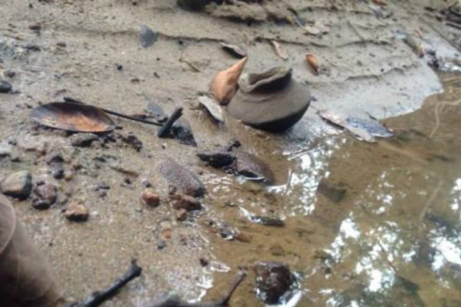 Una de las piezas encontradas en la finca tras la explosión que alertó a los pobladores/ Fotografía tomada de el diario El Heraldo.