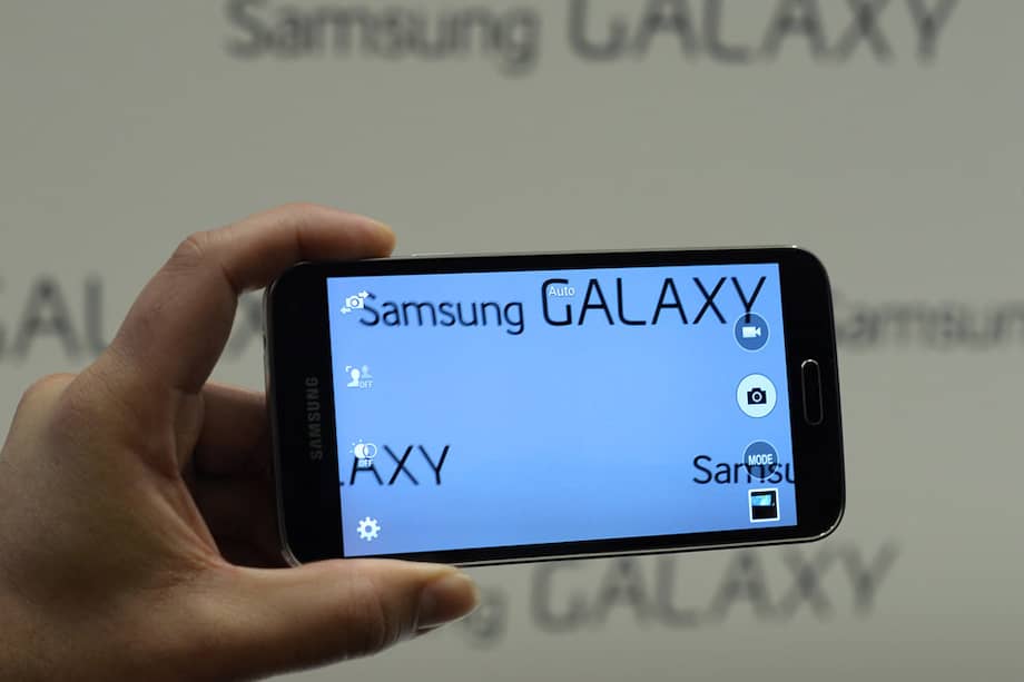 El nuevo Galaxy S5, de Samsung, trae la tecnología HCE incluida en el su sistema Android Kit Kat. /AFP