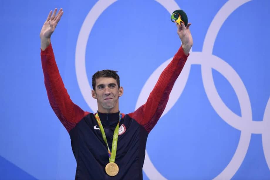 Michael Phelps con la medalla de oro de los 200 metros mariposa. / AFP