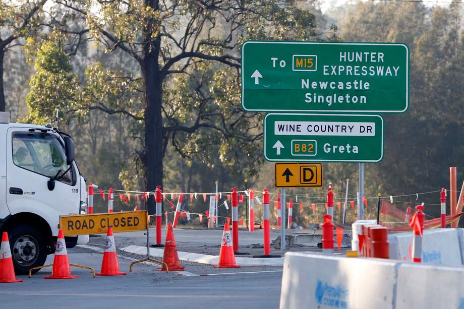 La carretera bloqueada en Wine Country Drive, Greta, que conduce a la escena de un accidente de autobús en Hunter Valley, Nueva Gales del Sur. EFE/EPA/DARREN PATEMAN