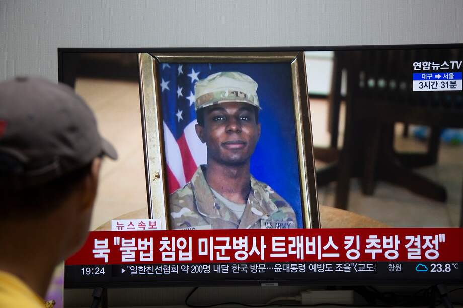 El Ejército de Estados Unidos presentó ocho cargos contra King, quien estaba destinado en una base de Corea del Sur, según un documento citado por la prensa local. Esos cargos incluyen patadas y puñetazos a otros camaradas, posesión de un video de pornografía infantil, declaraciones falsas y posesión ilegal de alcohol.