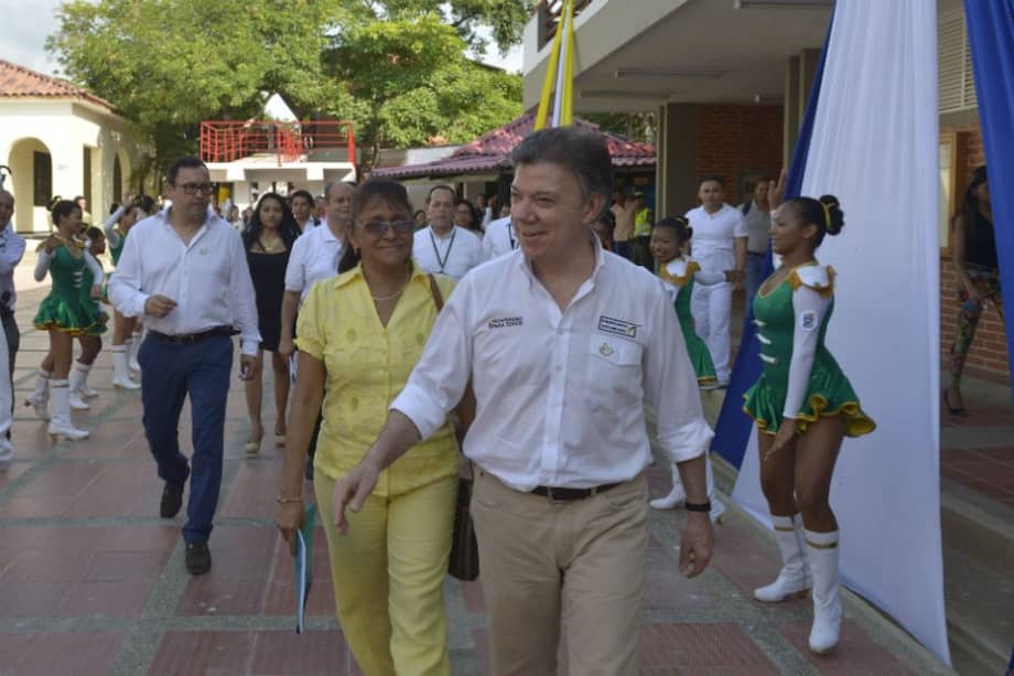 El presidente Juan Manuel Santos en compañía de la rectora de la Institución Educativa Simón Bolívar, de Puerto Colombia, Marlene Daza, el día en que se lanzó el programa piloto de Jornada Única Escolar. / Presidencia
