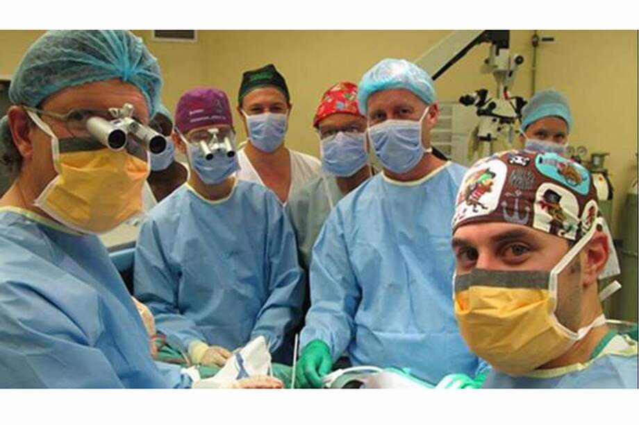 Grupo de cirujanos de la Universidad Stellenbosch que llevaron a cabo el trasplante de pene.