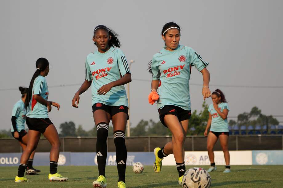 Selección femenina sub 17 de Colombia durante un entrenamiento previo al Sudamericano en Paraguay.