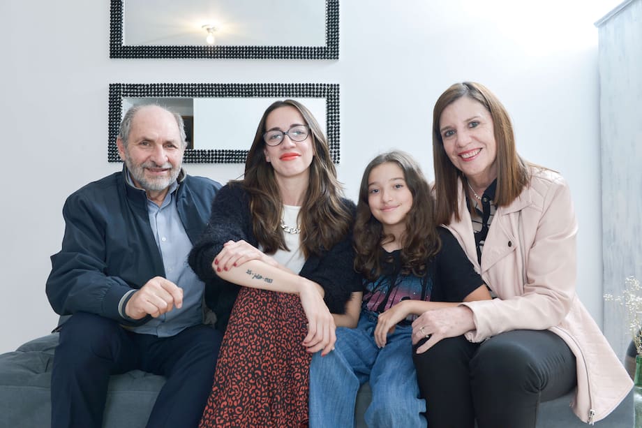 Liliana junto a su hija Martina y sus papás Carlos y Elizabeth. / Fotos: David Schwarz