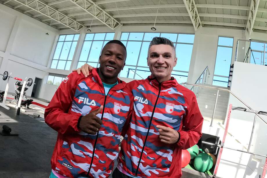 Francisco Chaverra (izq.) y Daniel Torres son dos de los jugadores que vestirán la camiseta de Santa Fe este 2024.