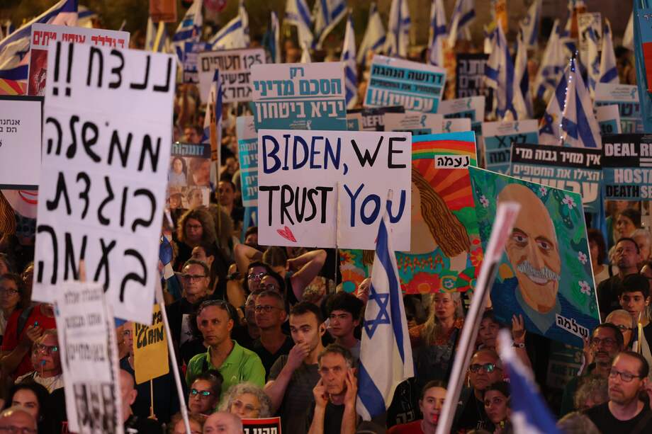 Los manifestantes salen a las calles para pedir al gabinete israelí que firme un acuerdo con rehenes y celebre elecciones anticipadas durante una manifestación frente al cuartel general militar de Kirya en Tel Aviv, Israel, el 1 de junio de 2024.